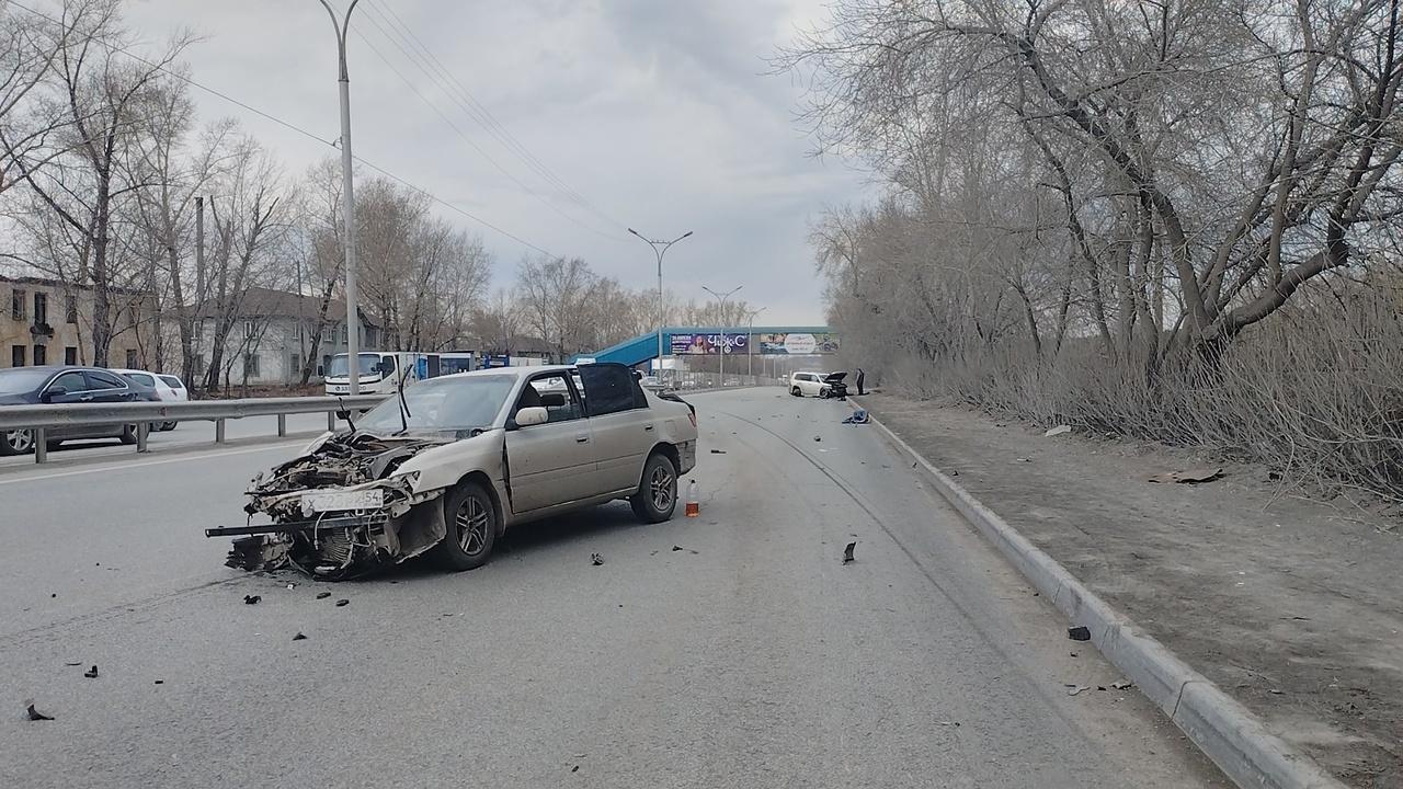 Фото На Бердском шоссе в Новосибирске разбились два легковых автомобиля 3